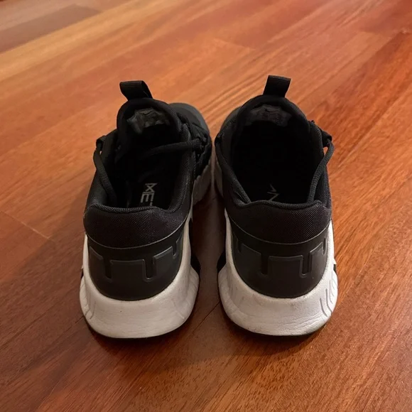 Nike Metcon 5 Black and White 8 - Picture 2 of 4